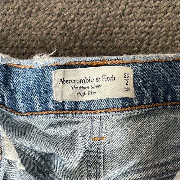 Abercrombie & Fitch The Mom Short High Rise  - size 2/26 - Picture 2 of 3